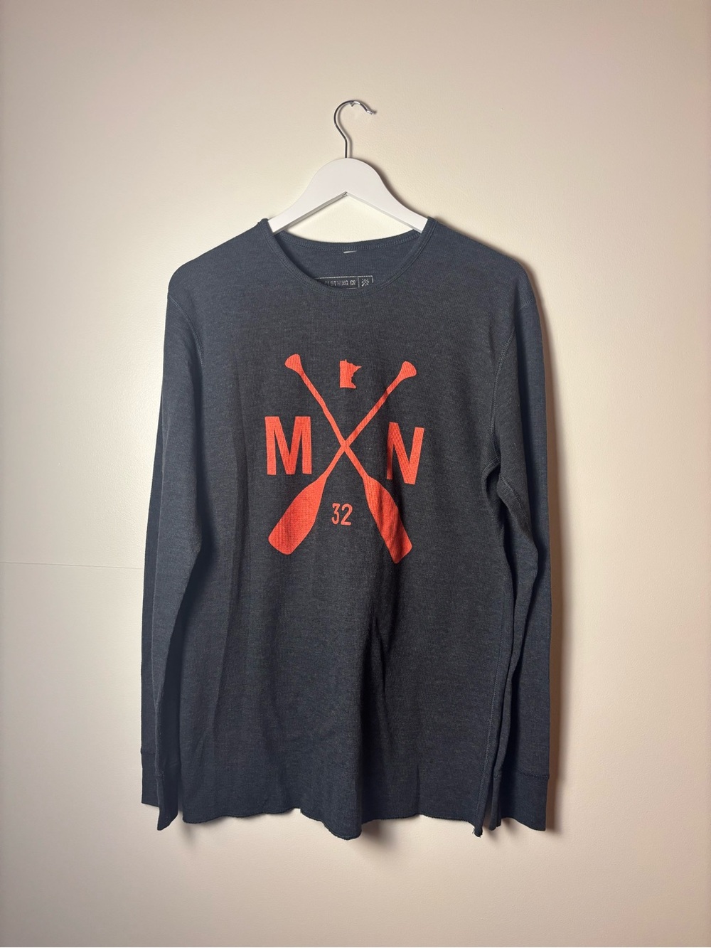 MN Paddle Graphic Long-Sleeve Tee in Dark Gray,Orange/Red, size Large